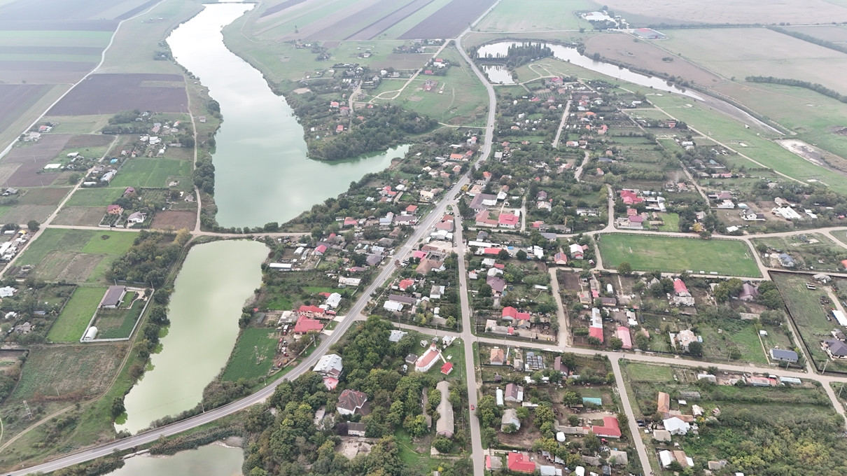 Casa  - Gospodarie , cu deschidere la lac